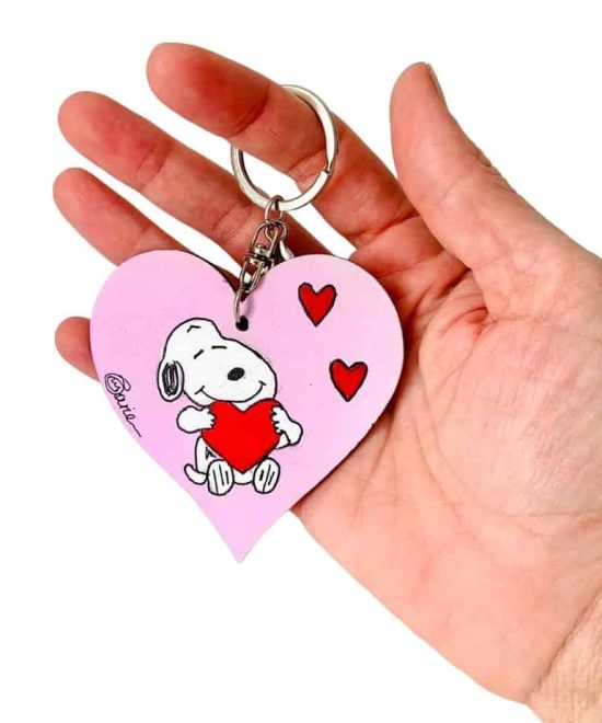 Πρωτότυπο Μπρελόκ 'Snoopy' , holding it