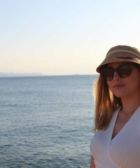 καπέλο καυτή πιπεριά φορεμένο σε μοντέλο