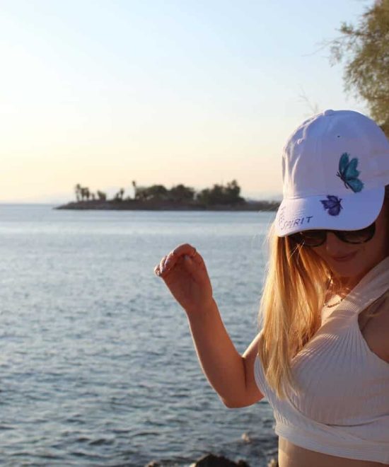 Καπέλο jockey με πεταλούδες σε μοντέλο