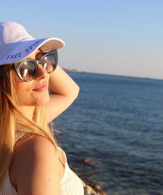 Καπέλο jockey με πεταλούδες σε μοντέλο, φωτο 3