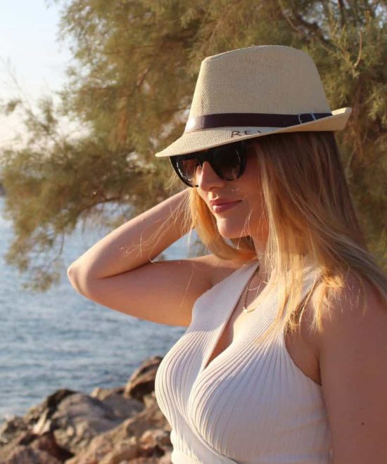 Καπέλο Καβουράκι 'Relax' σε μοντέλο