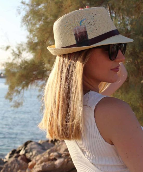 Καπέλο Καβουράκι Φραπέ 'Relax' σε μοντέλο